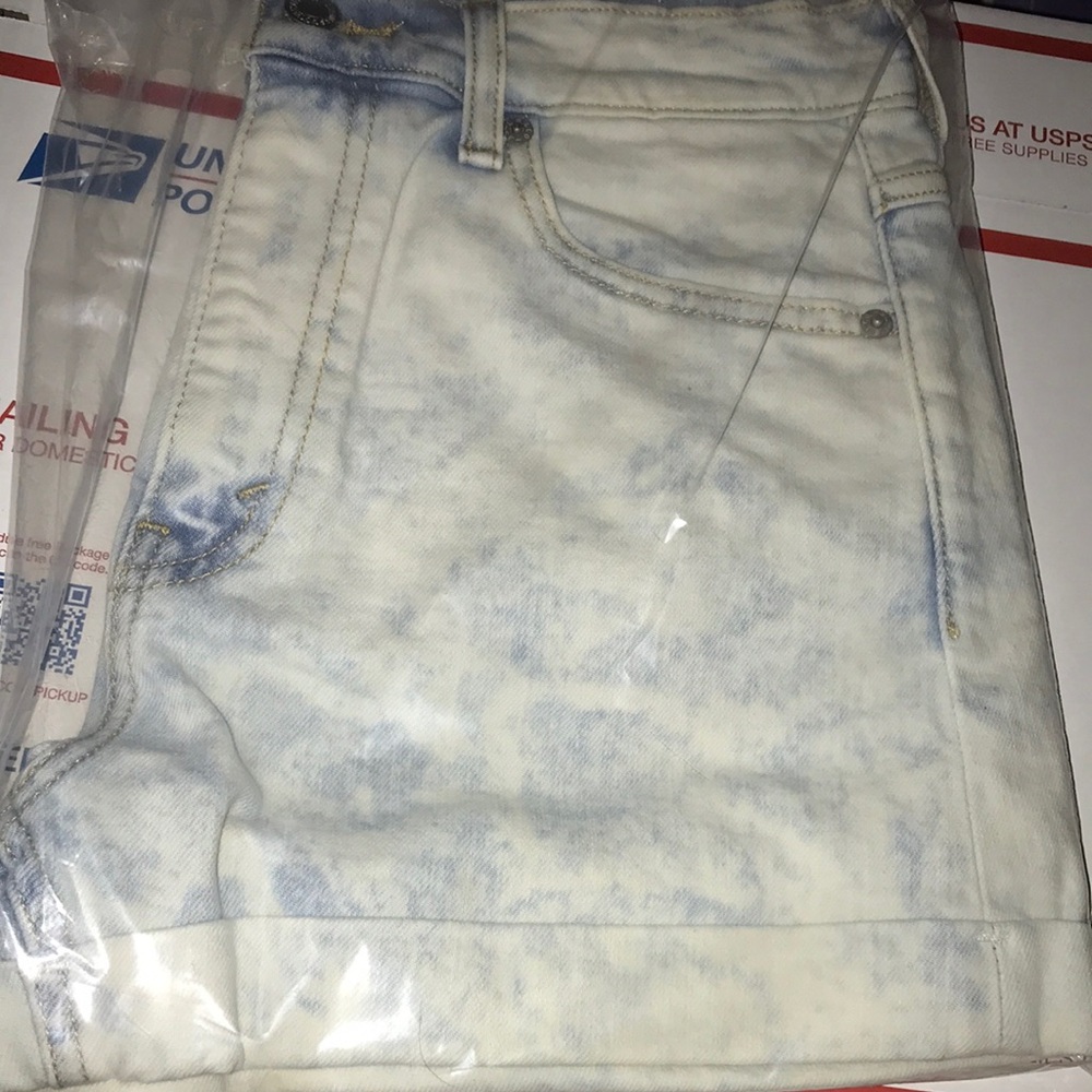 Levi's Women's Jean Shorts - Light Blue and White